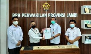 Pj Sekda Kerinci Serahkan LKD Pemkab Kerinci ke BPK Perwakilan Jambi