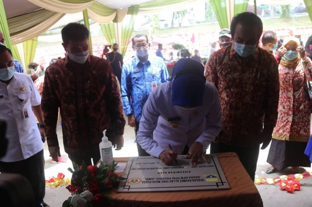 Pj Gubenrur saat mesmikan gedung PPNI Provinsi Jambi