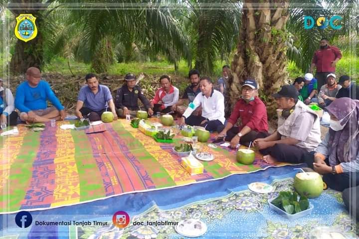 Sekda Tanjabtim Sapril, S.Ip saat berdialog bersama Petani