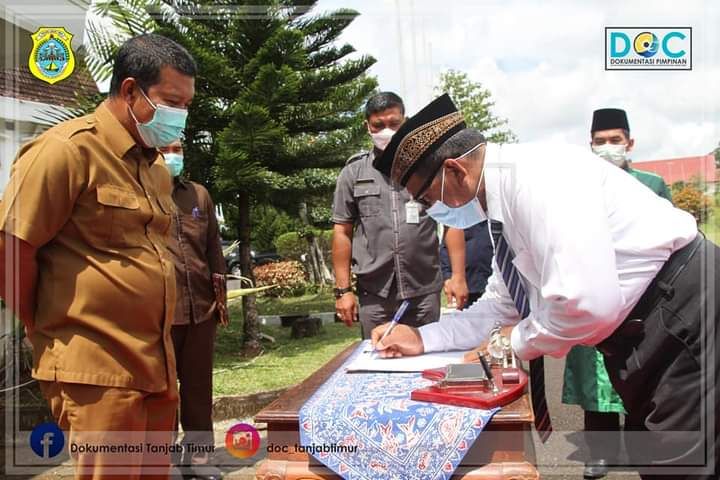 Bupati Romi Saat menyaksikan Anggota BPD yang dilantik Membubuhkan Tanda Tangan