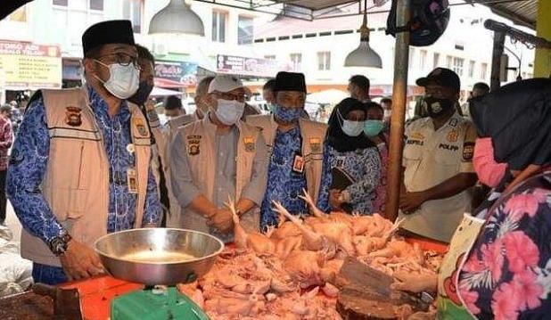 Sekda Sudirman saat memantau harga Sembako jelang Ramadhan di Pasar Angso Duo