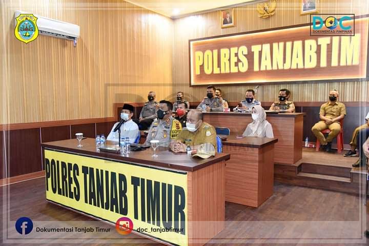 Wabup Tanjabtim H. Robby Nahliansyah, S.H saat menghadiri Launching ETLE tahap I bersama Kapolres Tanjabtim AKBP. Deden Nurhidayahtullah. S.H. 