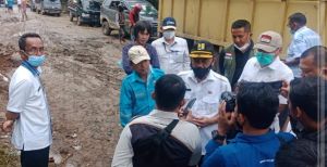 PLH Bupati Tanjab Timur Dampingi Anggota DPRD Provinsi Jambi Tinjau Jalan Provinsi Yang Rusak.