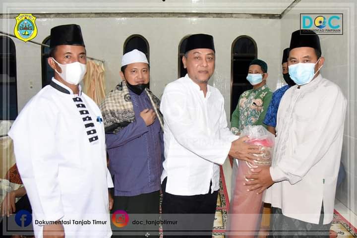 Penyerahan Karpet Sajadah Kepada Pengurus Masjid