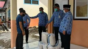 Wabup Kerinci Serahkan Bantuan Sembako di Pungut Mudik