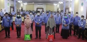 Sekda Sudirman Serahkan Bingkisan Idul Fitri dan Santunan Uang Duka Anggota Korpri