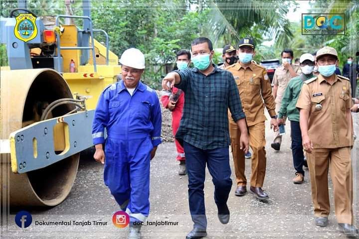 Bupati Romi Saat Ninjau Pekerjaan Jalan CSR 