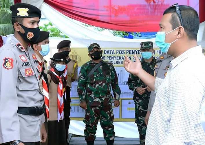 Bupati Tanjabtim, Romi Hariyanto saat meninjau Posko Larangan Mudik