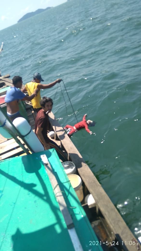 Saat evakuasi jenazah dari laut