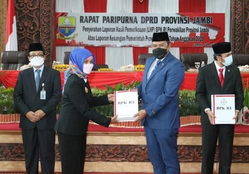  Pj Gubernur Jambi saat menerima LHP LKPD Provinsi Jambi tahun anggaran 2020 dari BPK