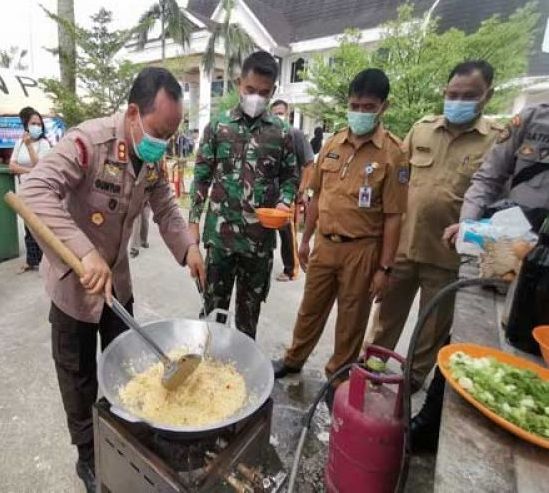 Kapolres dan Dandim memasak nasi goreng untuk para Lansia yang divaksin