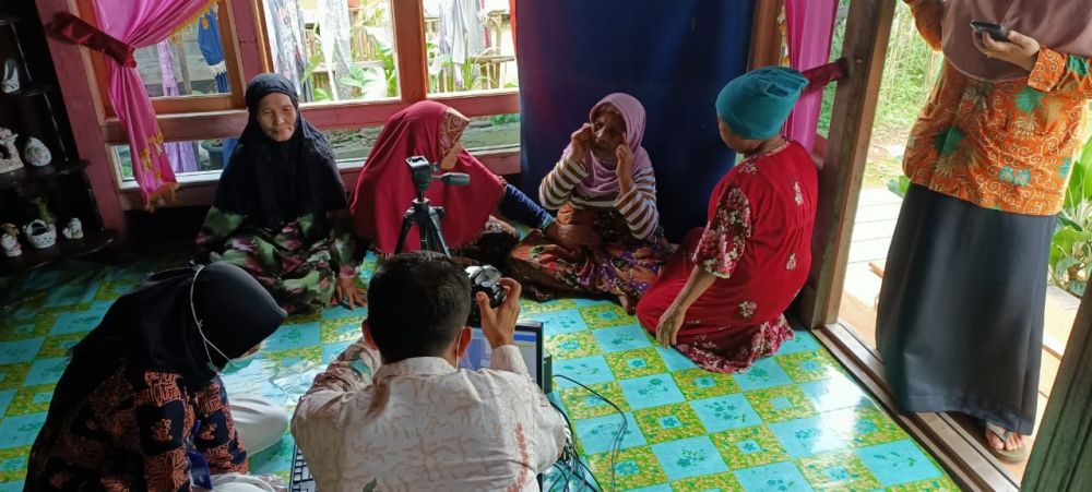 Kabid PIAK Disdukcapil Tanjabtim saat melakukan perekaman KTP - el bagi Lansia dan Penyandang Disabilitas