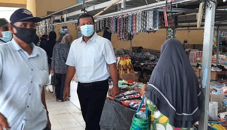 Bupati Romi saat meninjau pelaksanaan Vaksin Covid-19 bagi Pedagang dan pembeli di Pasar Tradisional Muarasabak Barat