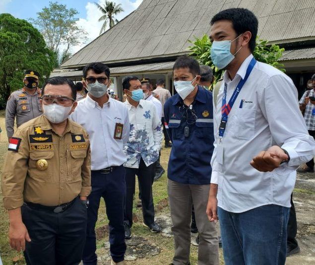 Gubernur Jambi dan SKK Migas saat meninjau fasislitas Rumah Sakit Eks Pertamina Bajubang