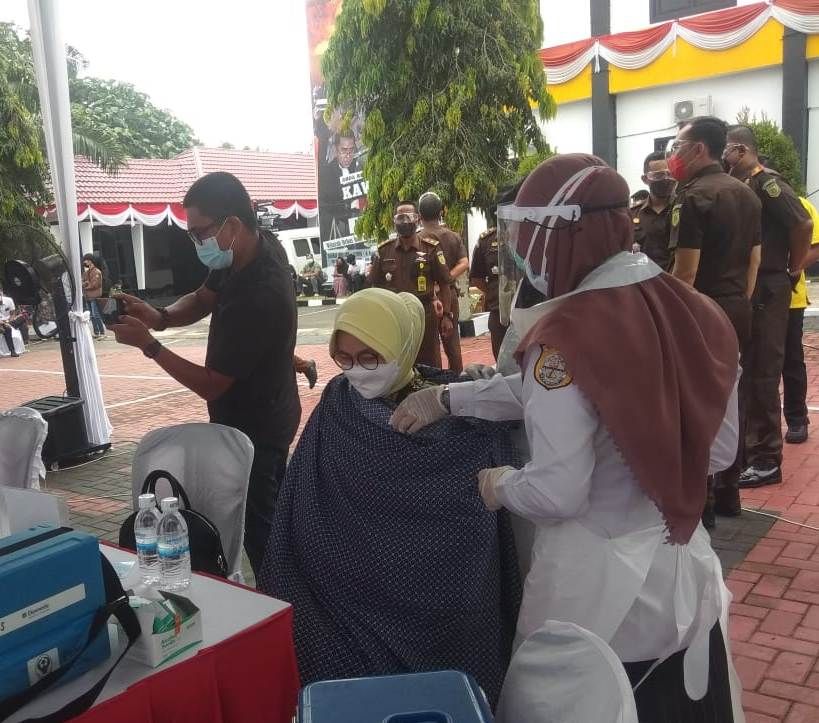 Warga saat mengikuti Vaksin di halaman Kantor Kejari Muarasabak