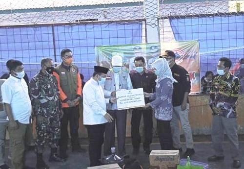 Gubernur Haris saat memberikan bantuan untuk warga yang menjadi korban bencana kebakaran di Menteng