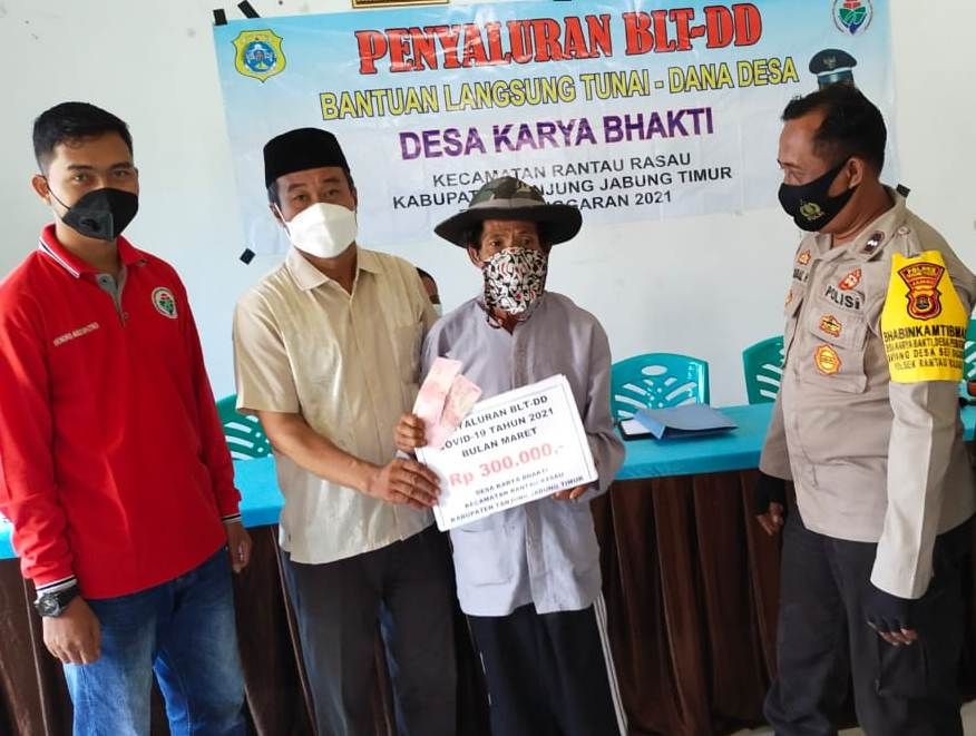 Pemerintah Desa Karya Bhakti menyalurkan BLT DD Tahap III kepada warga terdampak Covid-19 