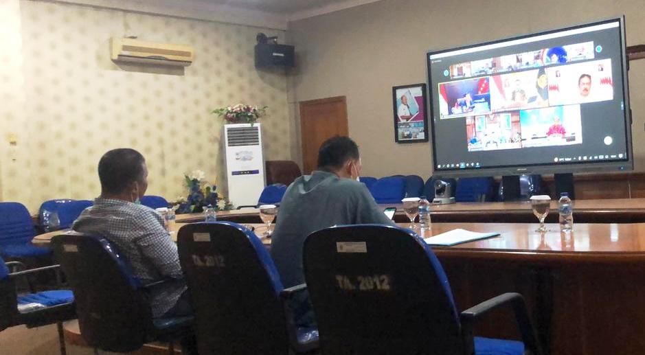 Bupati Tanjabtim, Romi Hariyanto saat mengikuti Rakor Virtual bersama Menko LBP