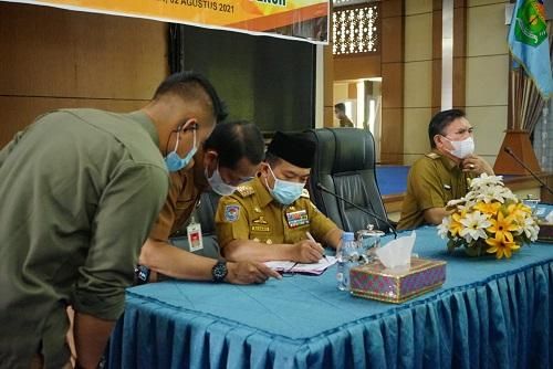 Gubernur Jambi, Al Haris saat memimpin rapat evaluasi penanganan Covid-19 Kerinci dan Sungaipenuh