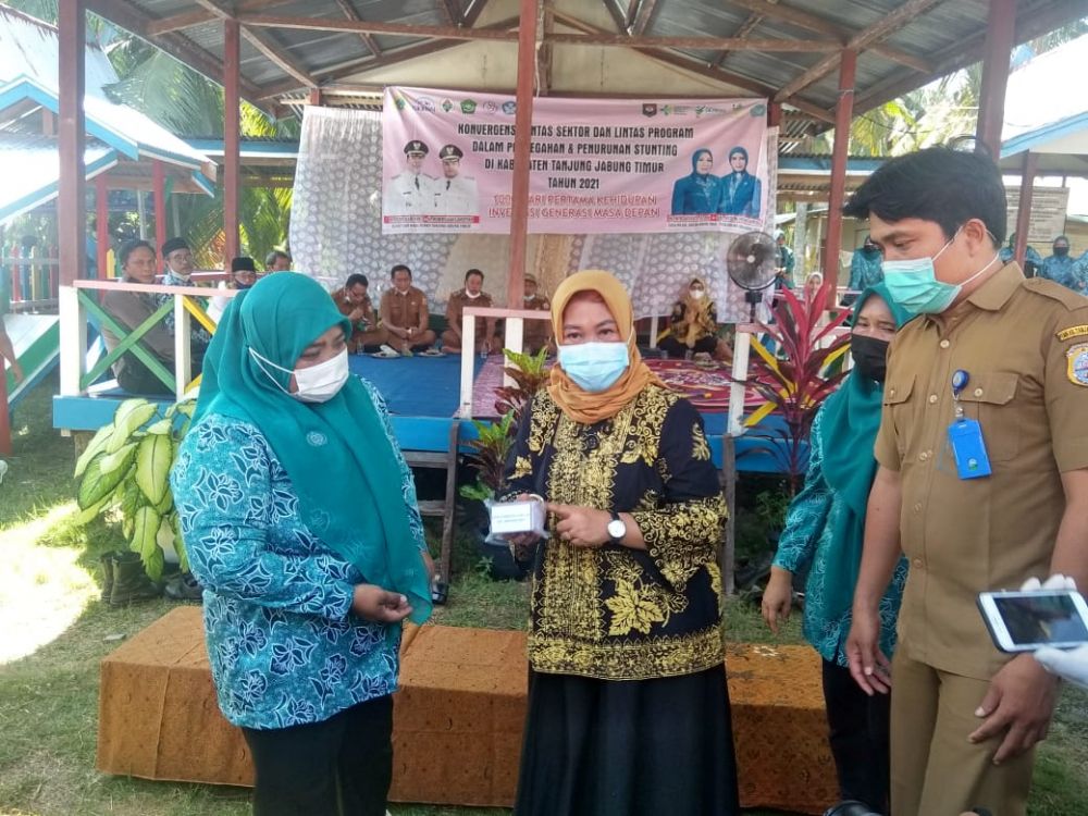 Istri Bupati Romi Hj Wirdayanti Saat menyerahkan KIA bagi Warga Desa Teluk Kijing, Kec. Nipah Panjang