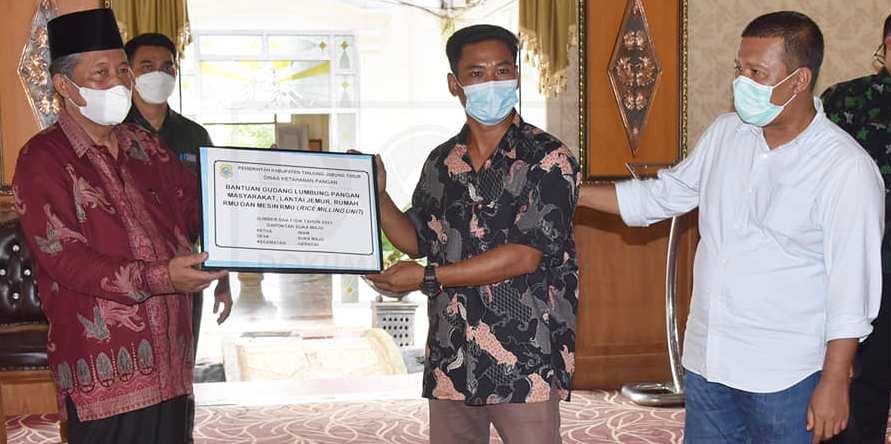 Wagub Jambi saat menyerahkan bantuan