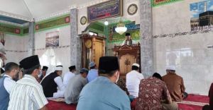 Bupati Kerinci Khatib Shalat Jum’at di Masjid Al Istiqamah Telago Biru