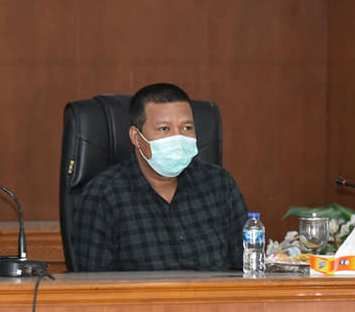 Bupati Tanjabtim, Romi Hariyanto saat memimpin rapat