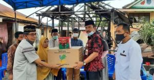 Pj Sekda Kerinci Serahkan Bantuan Kebakaran di Pendung Tengah