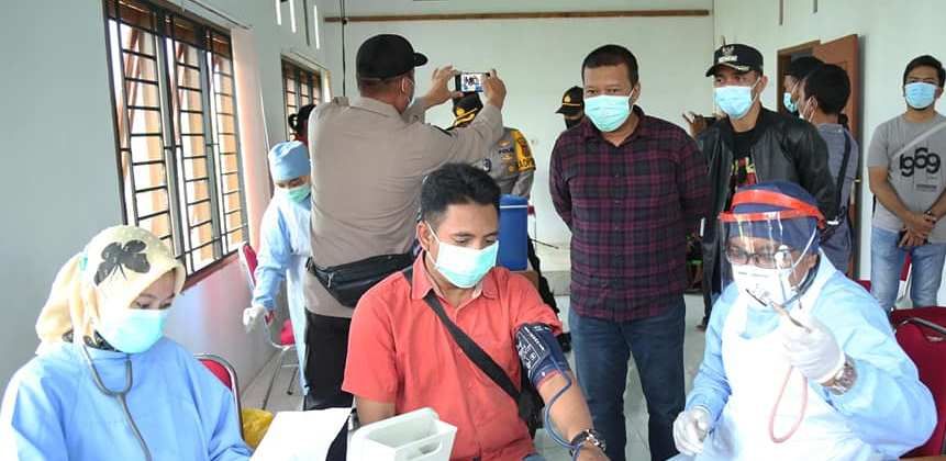 Bupati Tanjabtim, Romi Hariyanto saat meninjau Vaksin Covid-19