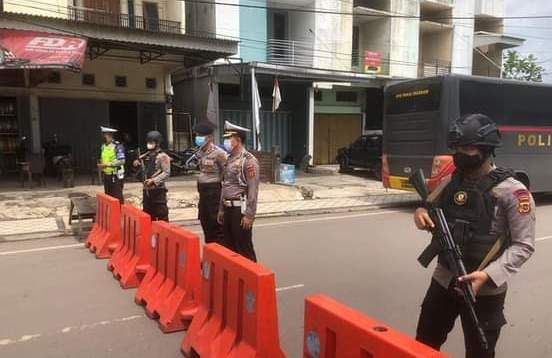 Petugas sedang berjaga di salah satu Pos PPKM Level 4 Kota Jambi