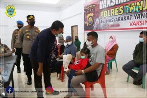 Bupati Romi Tinjau Vaksinasi Massal Polres Tanjabtim