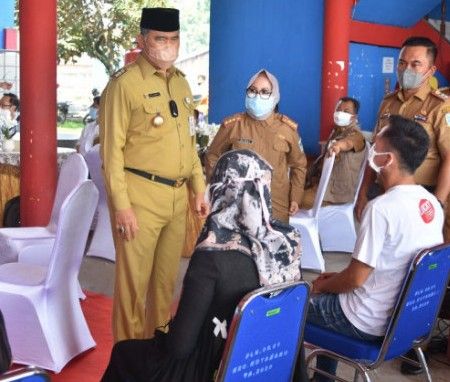 Wali Kota Jambi, Syarif Fasha saat meninjau langsung pelaksanaan Vaksinasi Covid-19