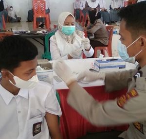 Pelajar SMA Sederajat Antusias Mengikuti Vaksinasi Covid-19 di Polres Tanjabtim