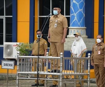 Sekda Provinsi Jambi, Sudirman saat memimpin Apel Peningkatan Disiplin Aparatur Sipil Negara di RSUD Raden Mattaher Provinsi Jambi