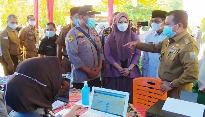 Gubernur Jambi, Al Haris saat memantau Vaksinasi Covid-19 di Merangin 