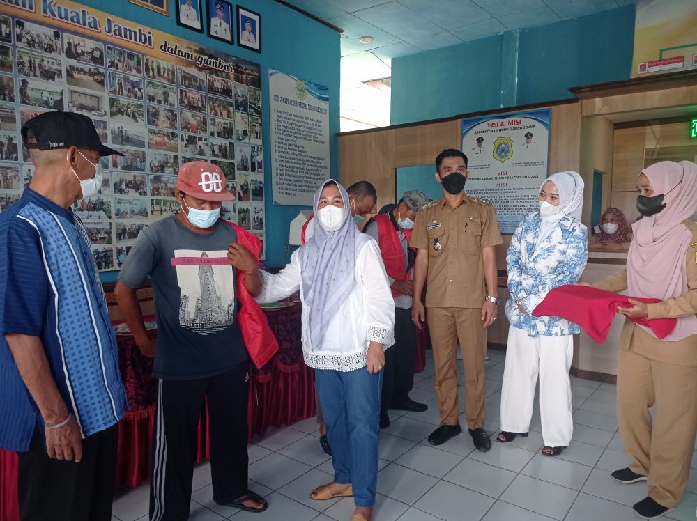 Penyerahan Rompi Ojek Oleh Ketua TP PKK TanjabtiM. BAHARUDDIN/NT