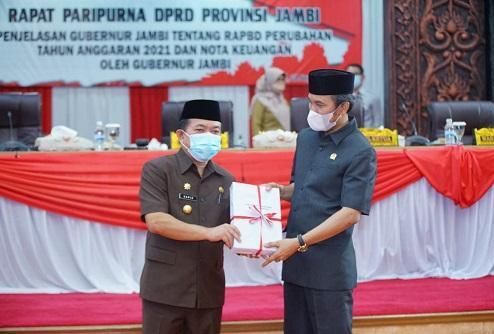 Gubernur Jambi, Al Haris saat menyampaikan Nota Keuangan RPAPBD 2021