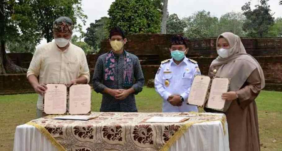 Gubernur Al Haris bersama Mendikbud Ristek, Nadiem Anwar Makarim di Candi Kedaton kawasan Candi Muaro Jambi