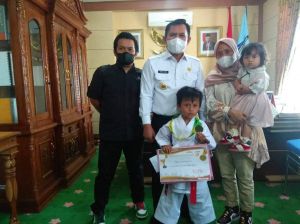 Wako Ahmadi Apresiasi & Beri Penghargaan Kepada Atlit Karate Cilik