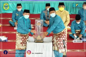 Bupati Romi Menyerahkan Piala Bergilir MTQ