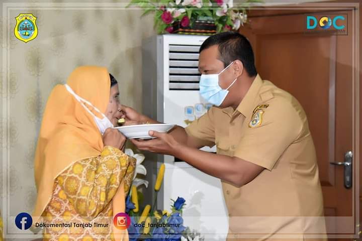 Saat Bupati Romi Menyuapi nasi tumpeng kepada salah satu Istri Veteran