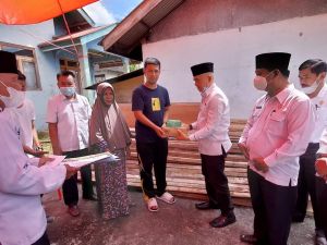 Bupati Kunjungi dan Salurkan Bantuan Korban Kebakaran Koto Rendah dan Kemantan Tinggi