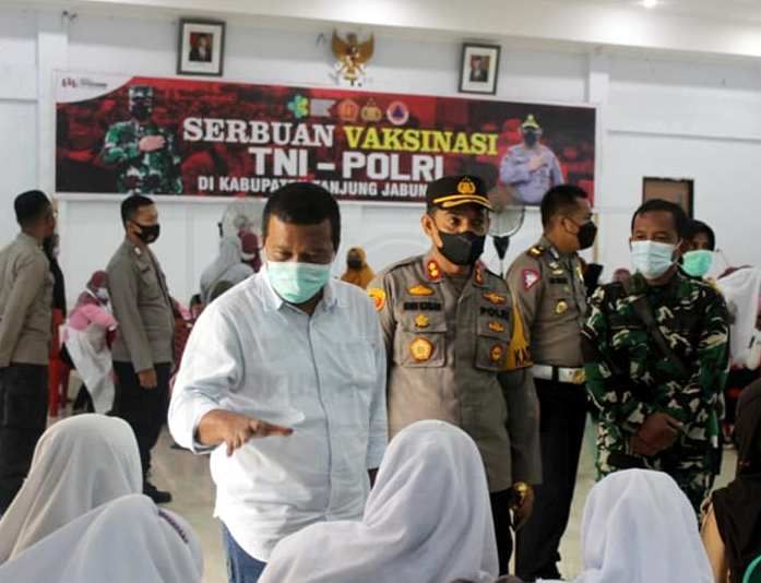 Bupati Romi saat meninjau Vaksin