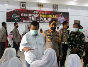 Tinjau Vaksinasi di Polres Tanjabtim, Bupati Romi Himbau Masyarakat Tetap Mengedepankan Prokes