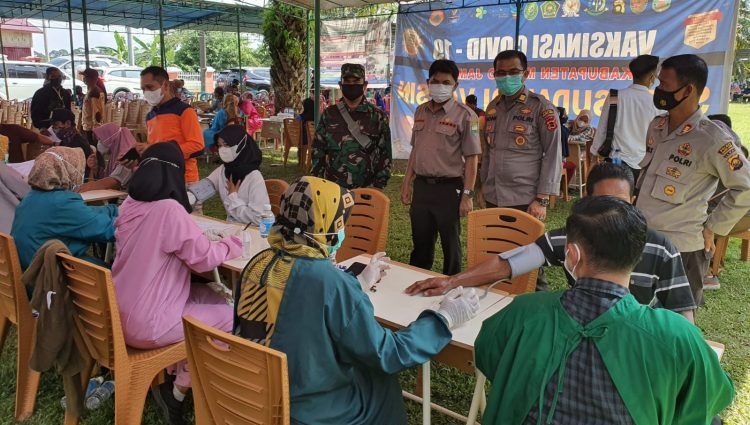 Polres Muarojambi saat menggelar Vaksinasi Massal Desa Sumber Jaya, Kecamatan Kumpe Ulu, Kabupaten Muarojambi