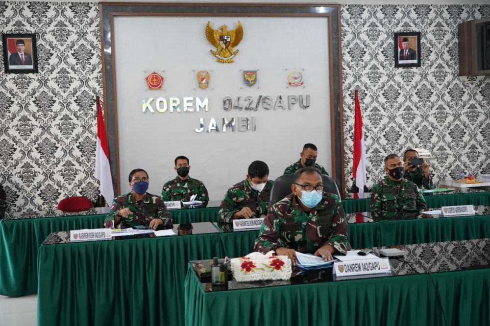 Danrem 042/Gapu saat mengikuti rapat virtual