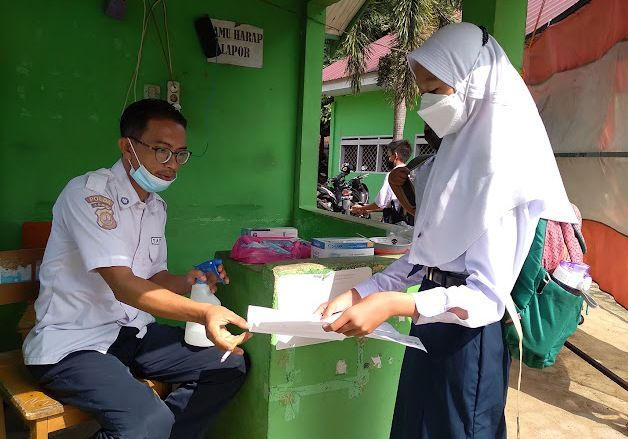 Pemeriksaan Surat Vaksinasi di Pos Keamanan Sekolah