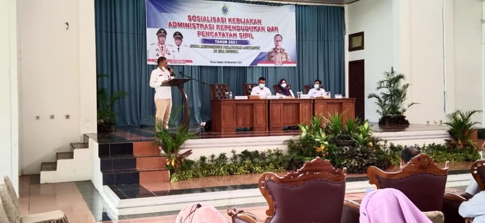 Disdukcapil Tanjab Timur Saat Mengelar Sosialisasi Kebijakan Adminduk di Gedung PKK Bukit Mendatang. 