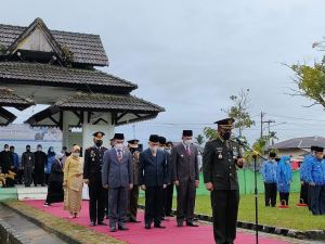 Ketua DPRD Sungaipenuh Ikuti Upacara dan Tabur Bunga di TMP Semumu 