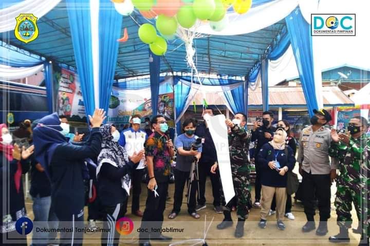 Sekda Tanjabtim Saat Melepas Balon 